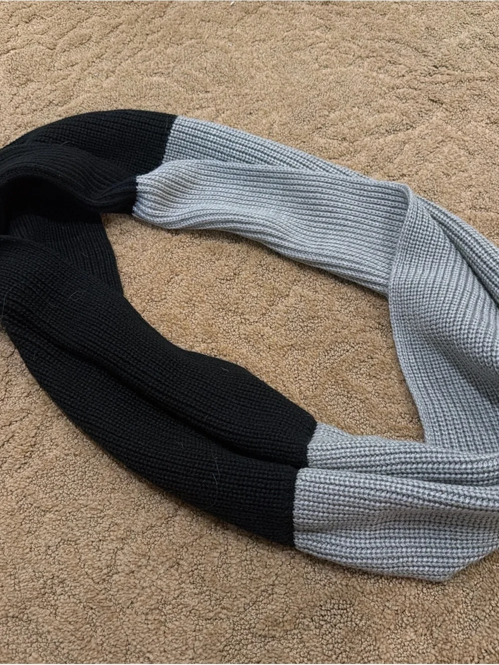 Kate Spade Two-Tone Black and Light Gray Knit scarf